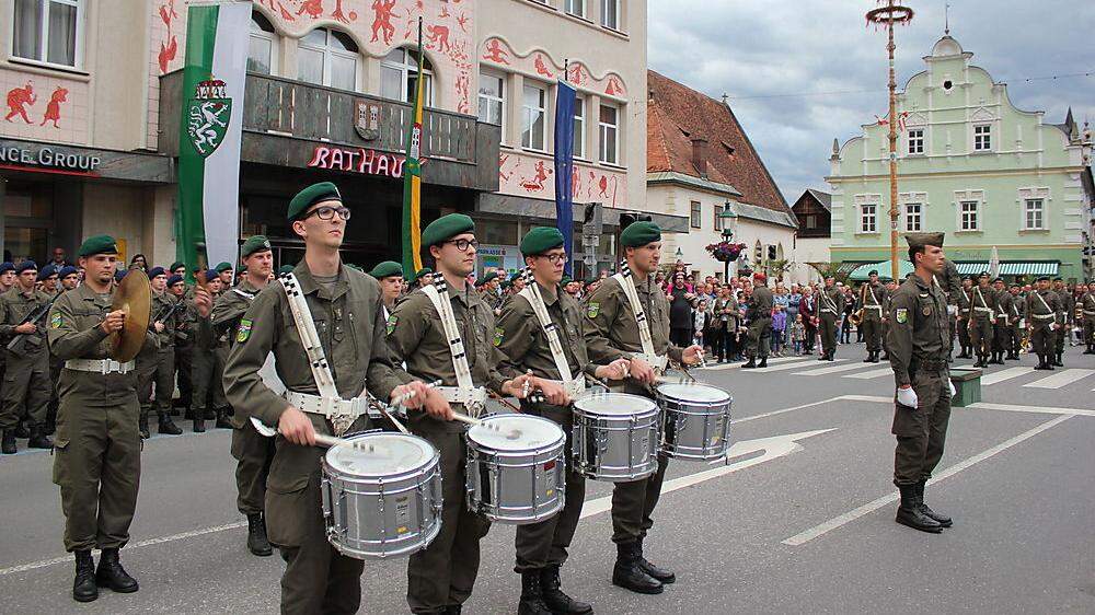Die Schlagwerker der Militärmusik Steiermark sorgen mit ihrem Auftritt für einen Internethit