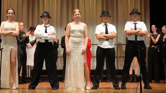 Die jungen Darstellerinnen und Darsteller der Musical Hit Akademie zeigten im Arbeiterheim Fohnsdorf bei der einzigartigen Abschluss-Aufführung des Stückes „Spione wie wir – die Welt ist nicht genug“ ihr schauspielerisches Talent bei Gesang, Tanz und mit viel Humor.