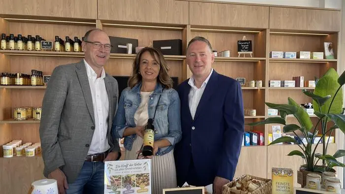 Eröffnung von Natural Products & Drugs GmbH in Spittal: Dominik Schantl, Nina Pucher und Josef Schantl