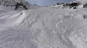 Ein großer Lawinenkegel in Fiss im Bezirk Landeck