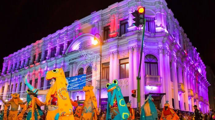 Jährlich besuchen mehr als 1 Million Menschen die beliebte Lichterparade zu Weihnachten in der Hauptstadt San José, eine weitere Million verfolgt das Spektakel über Bildschirm.
