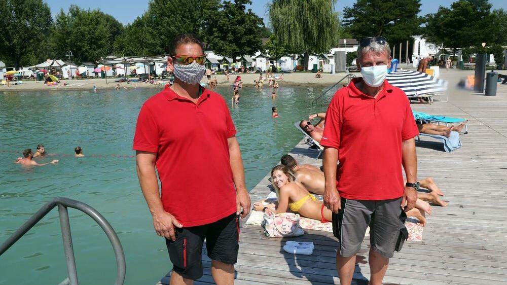Die Mitarbeiter der Stadtwerke tragen nun auch im Strandbad Mund-Nasen-Schutz