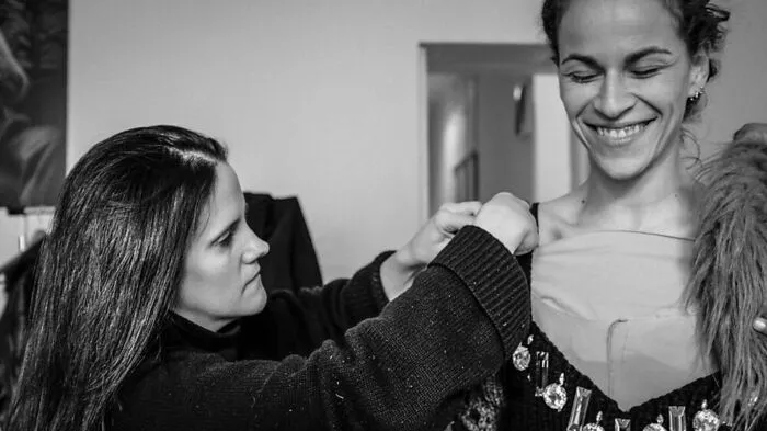 Michaela Bürger aus St. Kanzians designt Strick-Pullis mit grafischen Motiven