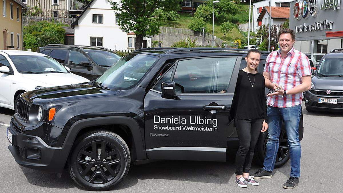 Snowboard-Weltmeisterin Daniela Ulbing mit Oskar Dörfler junior und ihrem neuen Flitzer