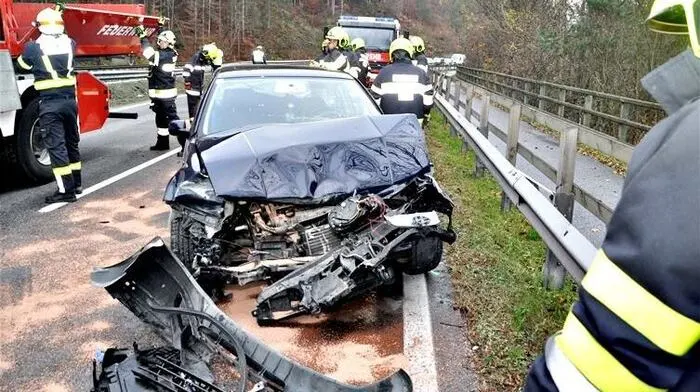 Samstagvormittag krachte es auf der B70 im Bereich der Kremser Reihen.