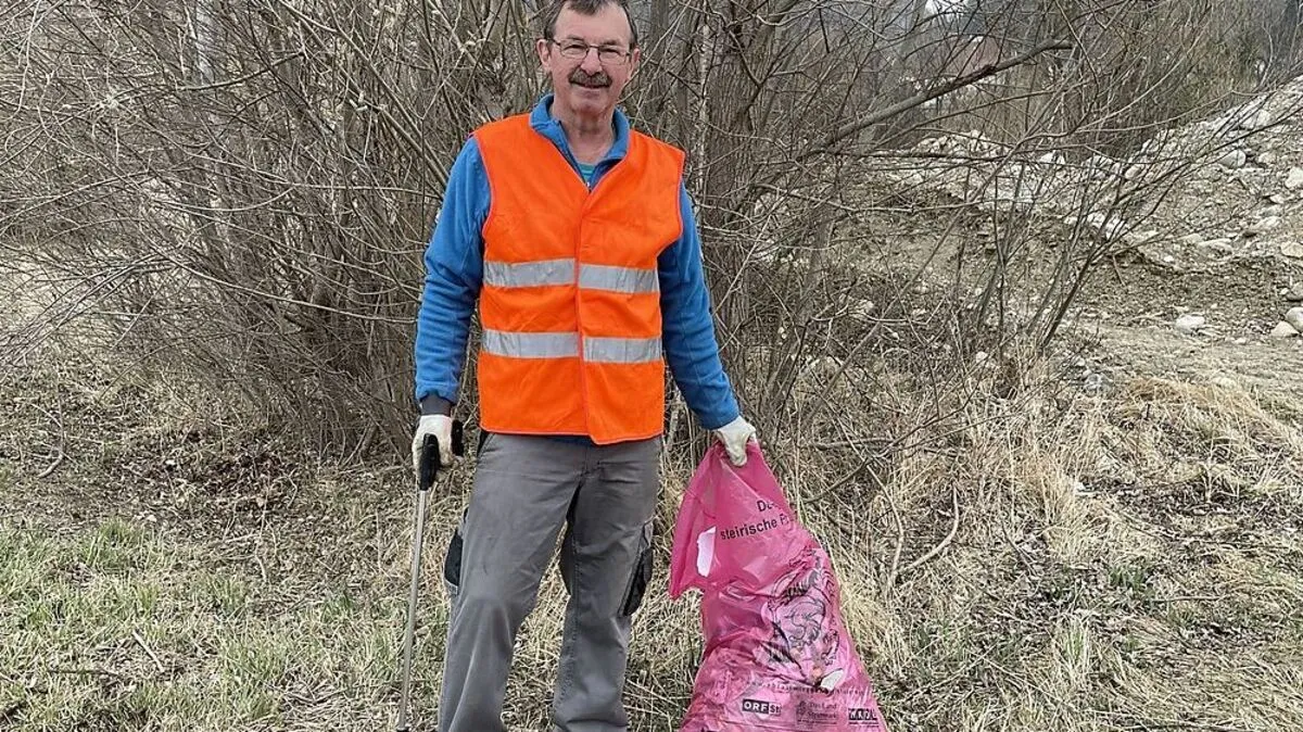 Peter Buder aus Leoben, ausgestattet mit Greifzange und Müllsack, im Einsatz 