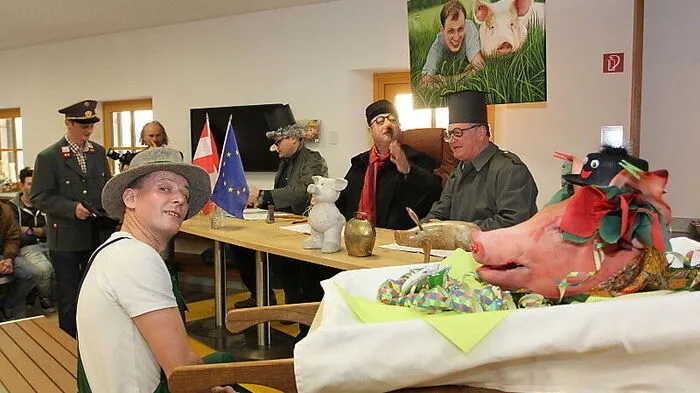 Der Angeklagte Franz Habel vor dem Sauschädelgericht