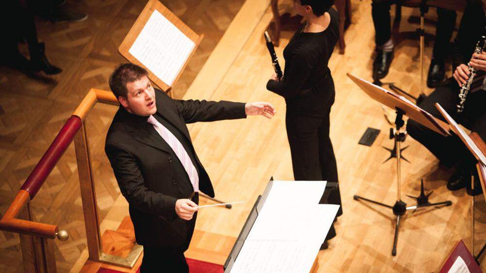 Lukas Hofmann ist derzeit der einzige Dirigent der Bläserphilharmonie Osttirol