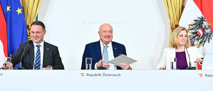(v.l.n.r.) Vizekanzler Andreas Babler (SPÖ), Bundeskanzler Christian Stocker (ÖVP) und Außenministerin Beate Meinl-Reisinger (NEOS) 
