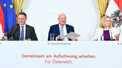 (v.l.n.r.) Vizekanzler Andreas Babler (SPÖ), Bundeskanzler Christian Stocker (ÖVP) und Außenministerin Beate Meinl-Reisinger (NEOS) 