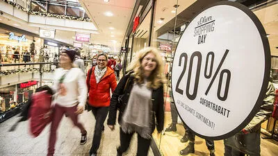 Zur Herkunft des Begriffs Black Friday gibt es mehrere Theorien: Ob Tag der schwarzen Zahlen oder der Einkaufsmassen: Hauptsache, billiger