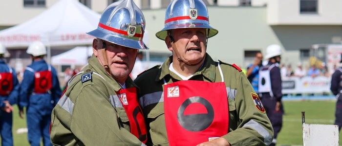 Zwei Feuerwehrmänner machen sich für einen Wettbewerb bereit