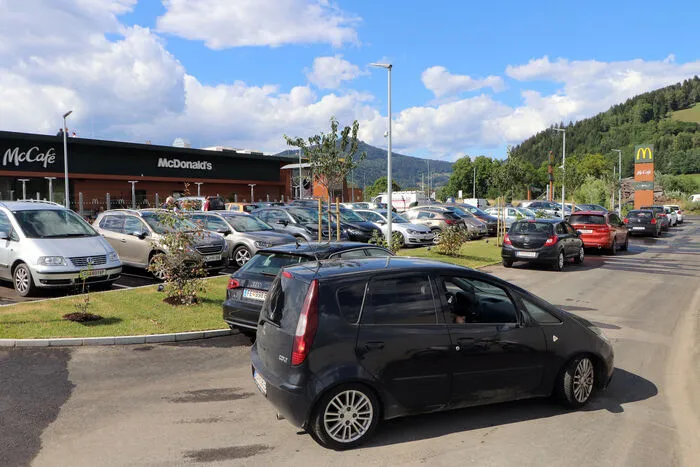 Am Nachmittag stürmten die Gäste regelrecht die McDonald's-Filiale. Es gab kaum noch freie Plätze zum Parken