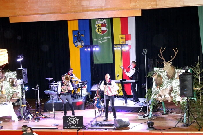 Zur Musik der „Silberbacher“ ein Tänzchen wagten neben mehreren Bürgermeistern aus der Region unter anderen Landesrat Martin Gruber, Bezirksjägermeister Johann Drescher, die Schlossherren Constantin Staus-Rausch und Hermann Fleischhacker, die Bio-Eierbauern Günther Haas und Dieter Obereder, Landwirt Peter Funder sowie die Hegeringleiter Karl Prasser (Kappel/Krappfeld), Lukas Telsnig (Meiselding) und Peter Ratheiser (Althofen/Guttaring) vom Veranstalter. 