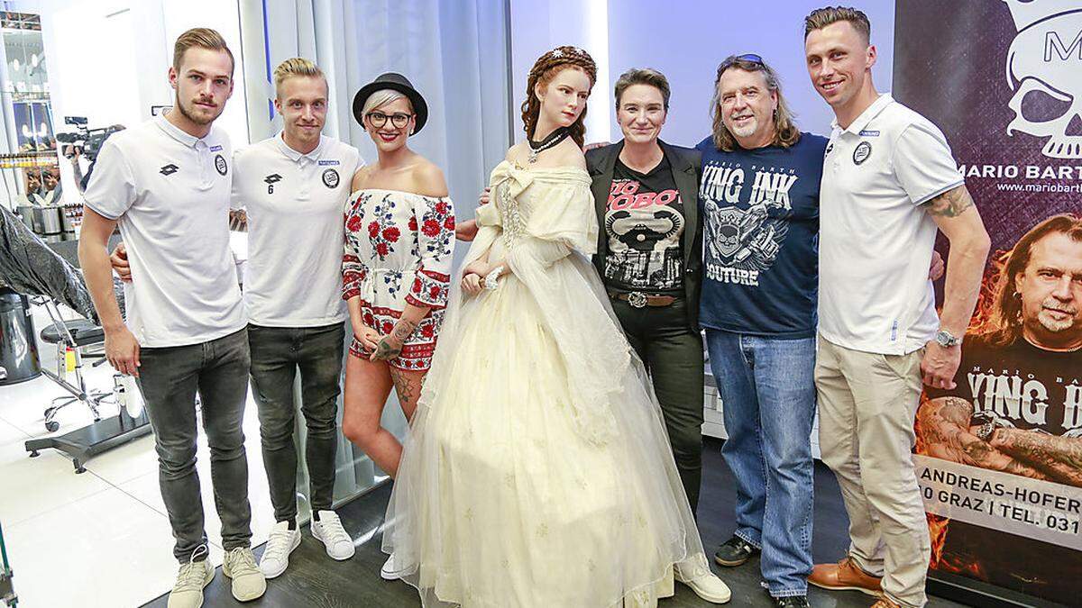 Hoher Besuch im Tattoo-Studio: Sisi, flankiert von den Sturm-Kickern, Sisi-Fan Marisa, Madame Tussaud's-GF Kruschinski und Barth 