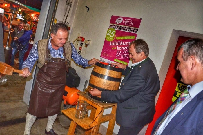Josef Krenn moderierte den traditionellen Oktoberbieranstich, den Bürgermeister Franz Platzer vornahm.