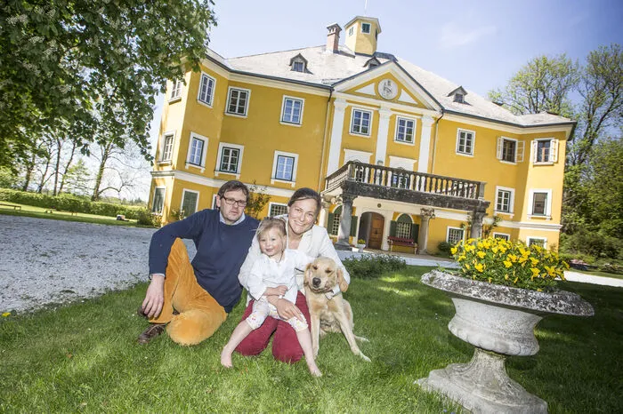 Maximilian Czernin mit Gattin Tatjana, Töchterchen Laura und Hündin Leika im Schlosspark.