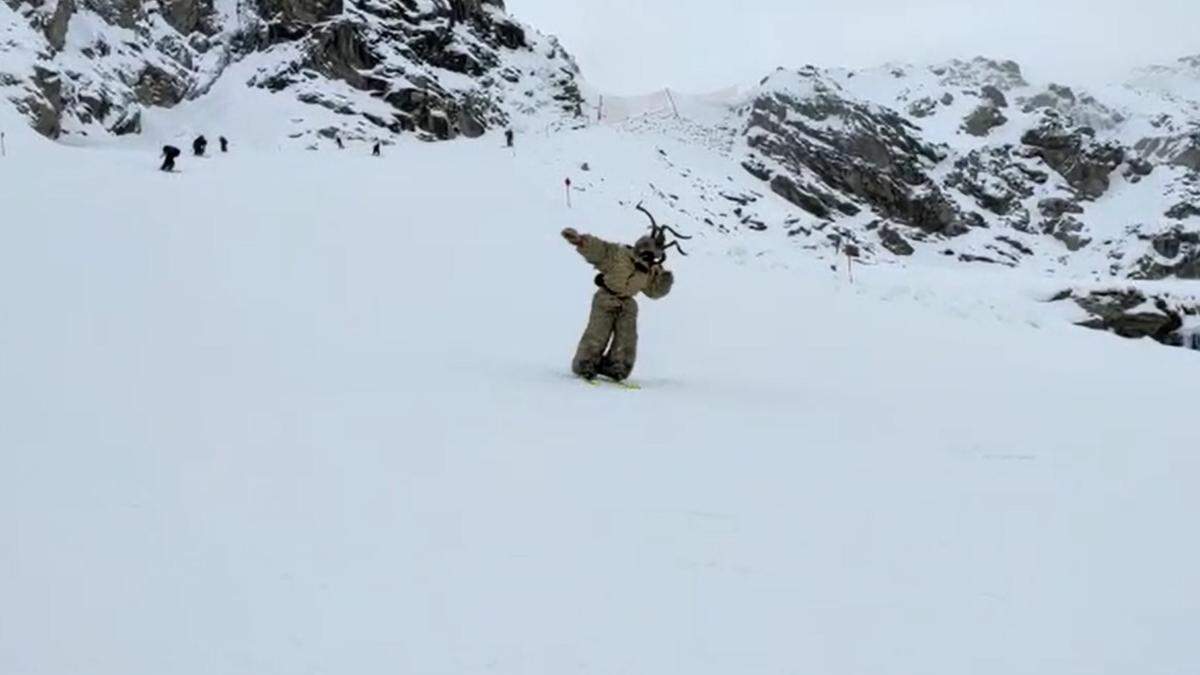 Hier fegt ein Krampus über die Piste des Mölltaler Gletschers