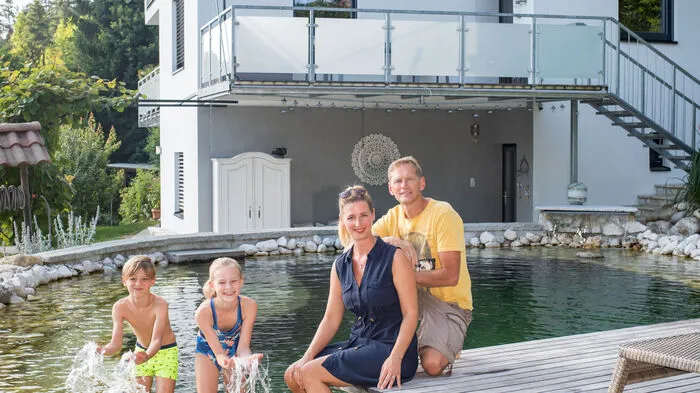 Das Traumhaus in Eigenregie geplant und realisiert: Leo, Eva, Elisabeth und Reinhard Aichinger.