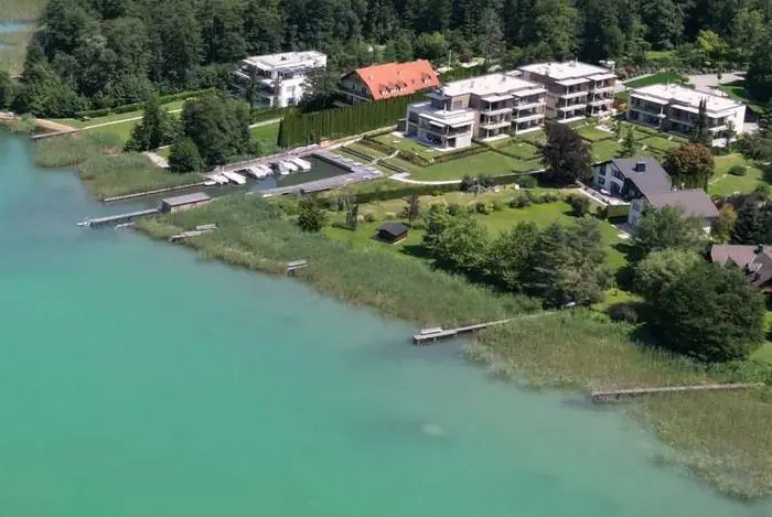 Die Wohnung befindet sich in unmittelbarer Nähe des Seeufers