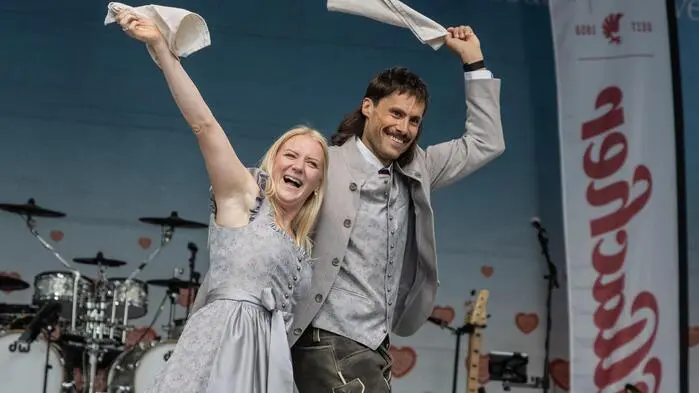 Kathi Truppe und Claudio Köstenberger waren nur zwei der zahlreichen Prominenten Models auf der Festbühne am Rathausplatz. Präsentiert wurden die neuesten Trends von Rettl 1868 Kilts & Fashion, der Alpe-Adria Manufaktur Strohmaier, Trachten Roll, Römermoden Bad Kleinkirchheim und dem Kärntner Hilfswerk. Eventagentur Chefin Brigitte Truppe und ORF-Moderator Michael Steuer führten durch den Abend. Auch auf der Bühne als Model waren unter andrem Ex-Skispringer Martin Koch und die Eishockeyspieler Felix Maxa und Alexander Schmidt sowie Influencerin und Model Bernadette de Roja.
