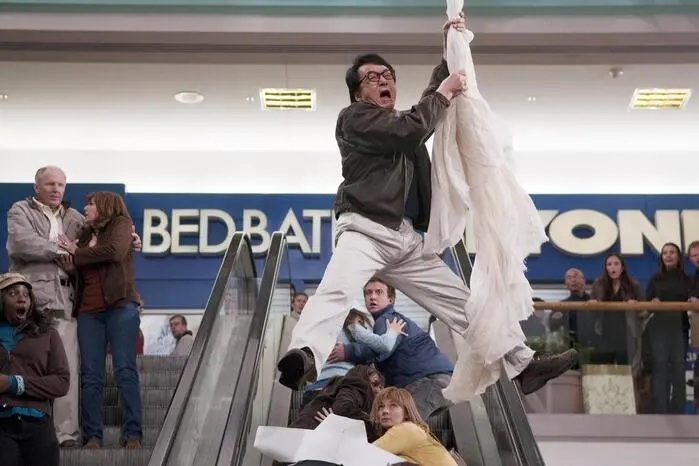 Jackie Chan hat seit seinem Karrierestart 1972 in mehr als 100 Filmproduktionen mitgewirkt und dabei unzählige waghalsige Szenen gedreht. 2012 erhielt er die Auszeichnung für die „Meisten Stunts eines lebenden Schauspielers“.