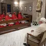 Treffen hinter der Glaswand: die neuen Kardinäle und Papst Franziskus besuchen Benedikt XVI. 
