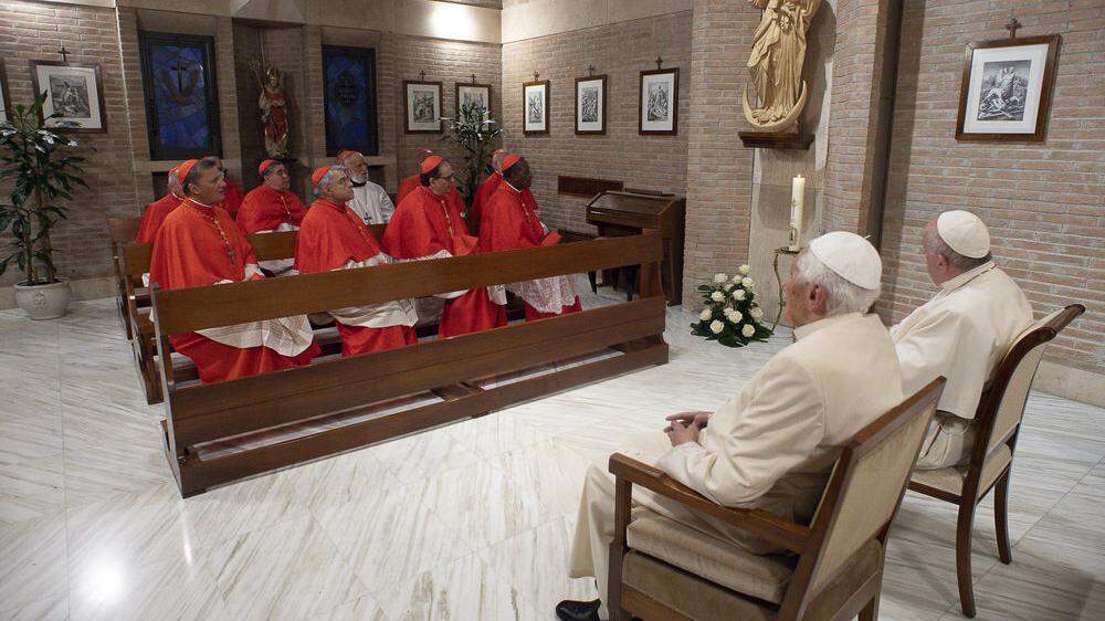 Treffen hinter der Glaswand: die neuen Kardinäle und Papst Franziskus besuchen Benedikt XVI. 