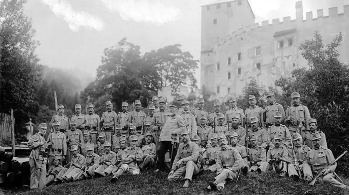 Wach- und Ersatzkompanie vor Schloss Bruck