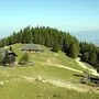 Die idyllische Wackendorfer Alm auf 1600 Meter Seehöhe mit der Schutzhütte und der Hubertuskapelle