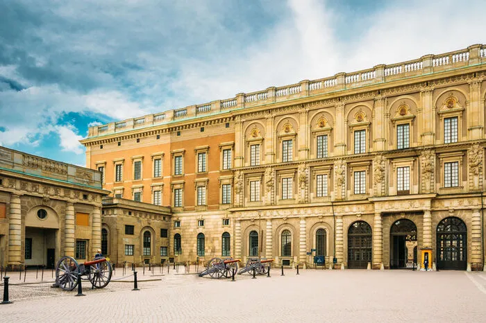 Wer den Menschentrauben folgt, kommt unweigerlich beim königlichen Schloss vorbei. König Carl XVI. Gustaf hat hier sein Büro. Besuchern stehen hier einige Museen offen, darunter die Schatzkammer.