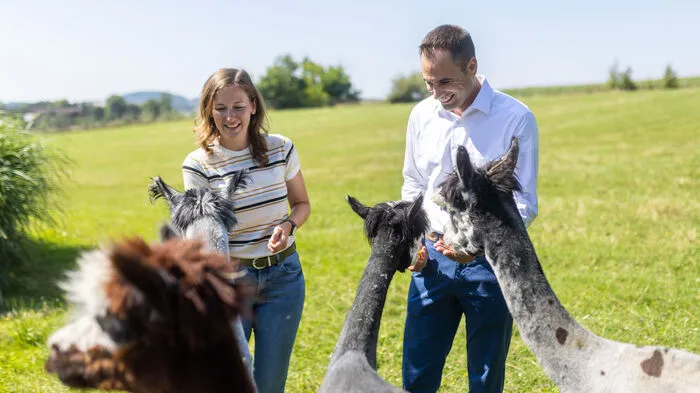 Andreas Stradner war mit Staatssekretärin Claudia Plakolm im Tiergarten Walding.