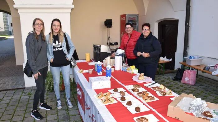 Veranstalterin Nicole Riepl (rechts) begrüßte mit Kaffee und Kuchen.