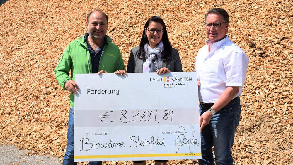 Förderung für die Biowärme Steinfeld GmbH: Geschäftsführer Reinhold Tschabitscher, Landesrätin Sara Schaar und Bürgermeister Ewald Tschabitscher (von links)