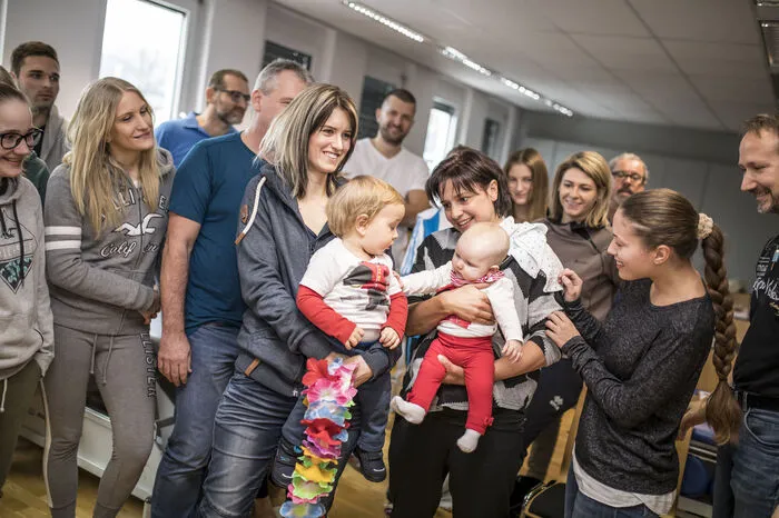 Auch die anderen Schüler freuen sich über die Babys. "Die Mitschüler unterstützen uns sehr", sind die Müter froh.