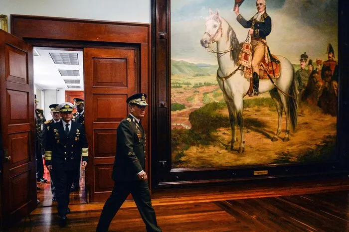 Im Machtkampf hat sich das Militär hinter Präsident Nicolas Maduro gestellt...