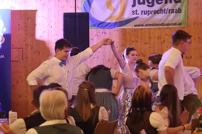 Nach einer schwungvollen Polonaise begleitete das Passailer Top-Duo die Gäste stimmungsvoll durch die Nacht.