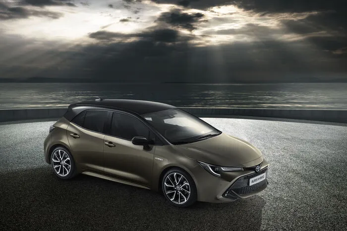 Ist der Corolla wirklich schon so lange her? Bereits die dritte Auflage des Auris hat Toyota in Genf ins Rampenlicht gestellt, bei der Kunden sogar die Wahl aus zwei Hybridsystemen haben.