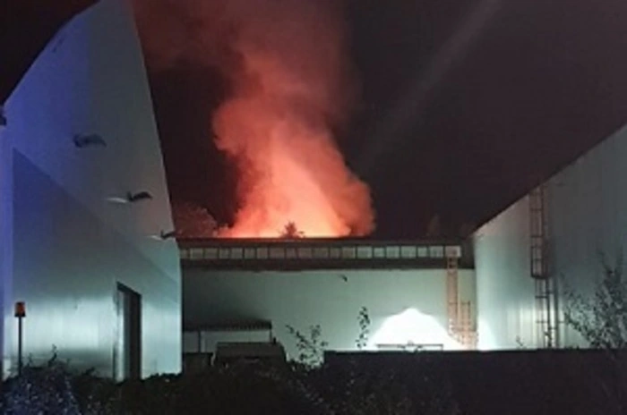 Zeitgleich wurden zwei Personen aus einem angrenzendem Nachbarobjekt von den Einsatzkräften gerettet.