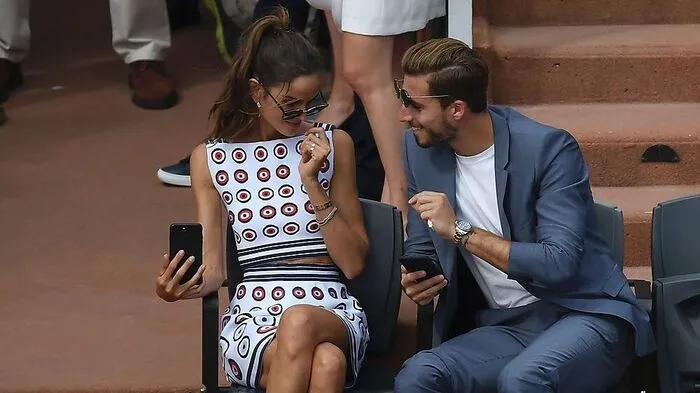 Die French Open zogen auch viele prominente Tennisfans nach Roland Garros. So auch Izabel Goulart Fußballer Kevin Trapp (Paris Saint-Germain).