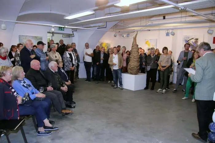 Die großen Räume der Kunstfabrik konnten bei der Vernissage am vergangenen Freitag die vielen Besucher, unter ihnen Bürgermeister Jochen Bocksruker und Stadtrat Andreas Albrecher, kaum fassen.