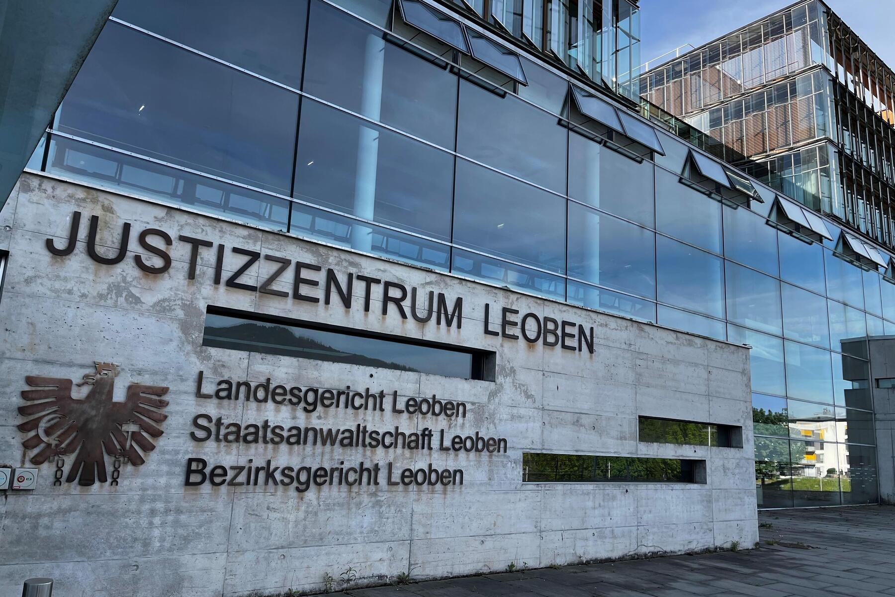 Obersteirer (61) bedrängte die Ex-Freundin mit Auto auf der Straße