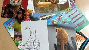 Ein kleiner Teil der Postkarten, die Frauen seit 25 Jahren erhalten