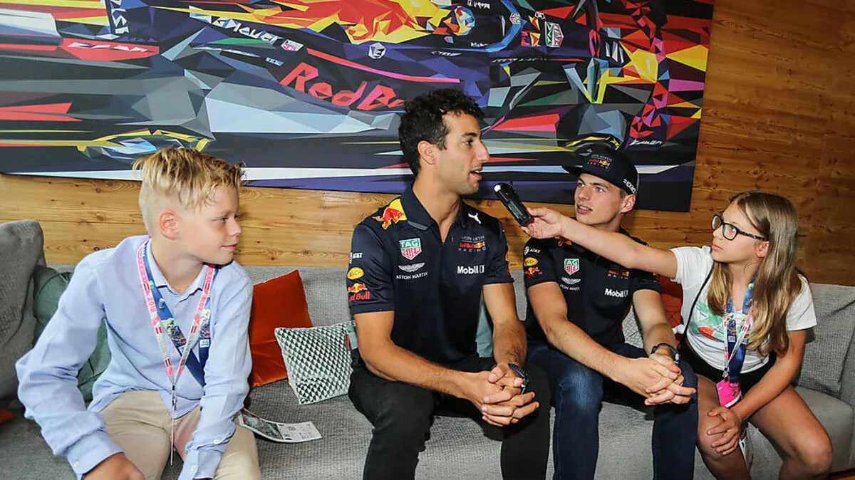 Kids-Reporter Luca Bischof und Anabel Kezar mit Daniel Ricciardo und Max Verstappen