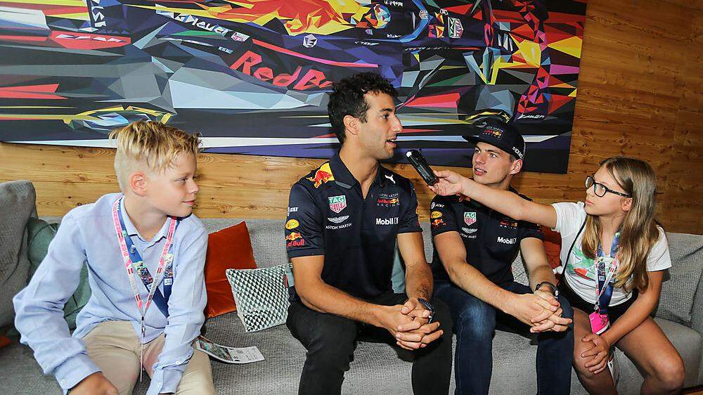 Kids-Reporter Luca Bischof und Anabel Kezar mit Daniel Ricciardo und Max Verstappen