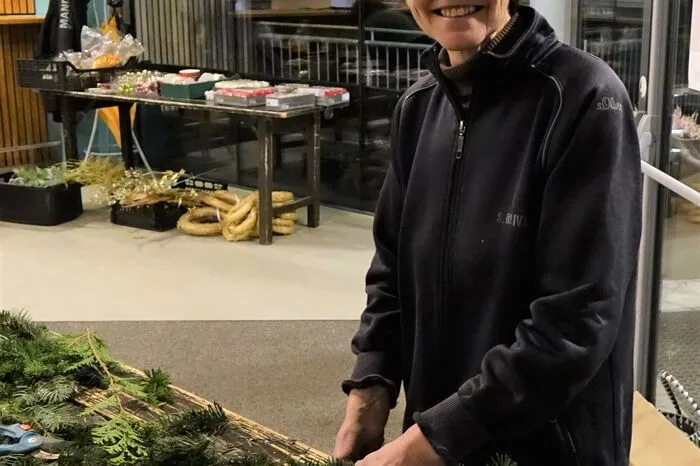 Grete Hofer kommt schon seit rund 15 Jahren zum Adventkranzbinden.