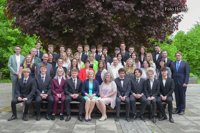 8 b-Klasse: Leonie Assek, Julia Doler, Leonhard Eibinger, Armin Greinix, Sebastian Lorber, Tobias Mülner, Florian Ochsenhofer, Maximilian Peinhaupt, Otis Pobeheim, Miriam Tatschl, Hannah Walch, Stefan Diethart, Nino Eisbacher, Darian Elling, Isa Emiroslanov, Erotokritos-Martin Fragkioudakis, Thomas Hinteregger, Tobias Hubl, Bernd Kratzer, Ileana-Georgiana-Cristina Micu, Tobias Opresnik, Jasmin Pirker, Sascha Wachter, Melanie Waidhofer mit Direktorin Ursula Schriefl und Klassenvorständin Ulrike Sölkner.