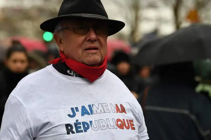 Am Sonntag hat aber eine neue Bewegung in Paris rund 10.500 Menschen mobilisiert. Sie will "die Demokratie und die Institutionen" der französischen Republik gegen Gewalt verteidigen: die "Rotschals".