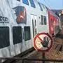 Pendlerzug und Verbotstafel Bahngleise, Pendlerzug und Tafel Durchgang verboten an der Westbahn , Österreich Austria railtracks, commuter train and sign forbidden passage at the Austrian western railway, Austria Copyright: xZoonar.com/LeopoldxBrixx 8043329