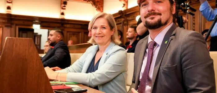 Stehen für die höheren Parkgebühren: Vizebürgermeisterin Judith Schwentner und Gemeinderat Tristan Ammerer (beide Grüne)
